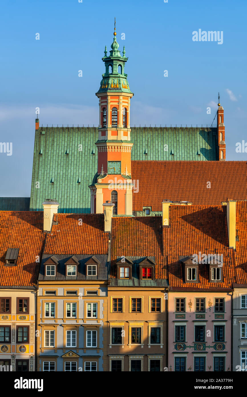 Stadt Warschau in Polen. Historische Architektur in der Altstadt, traditionelle Häuser und Kirchen Dächer. Stockfoto