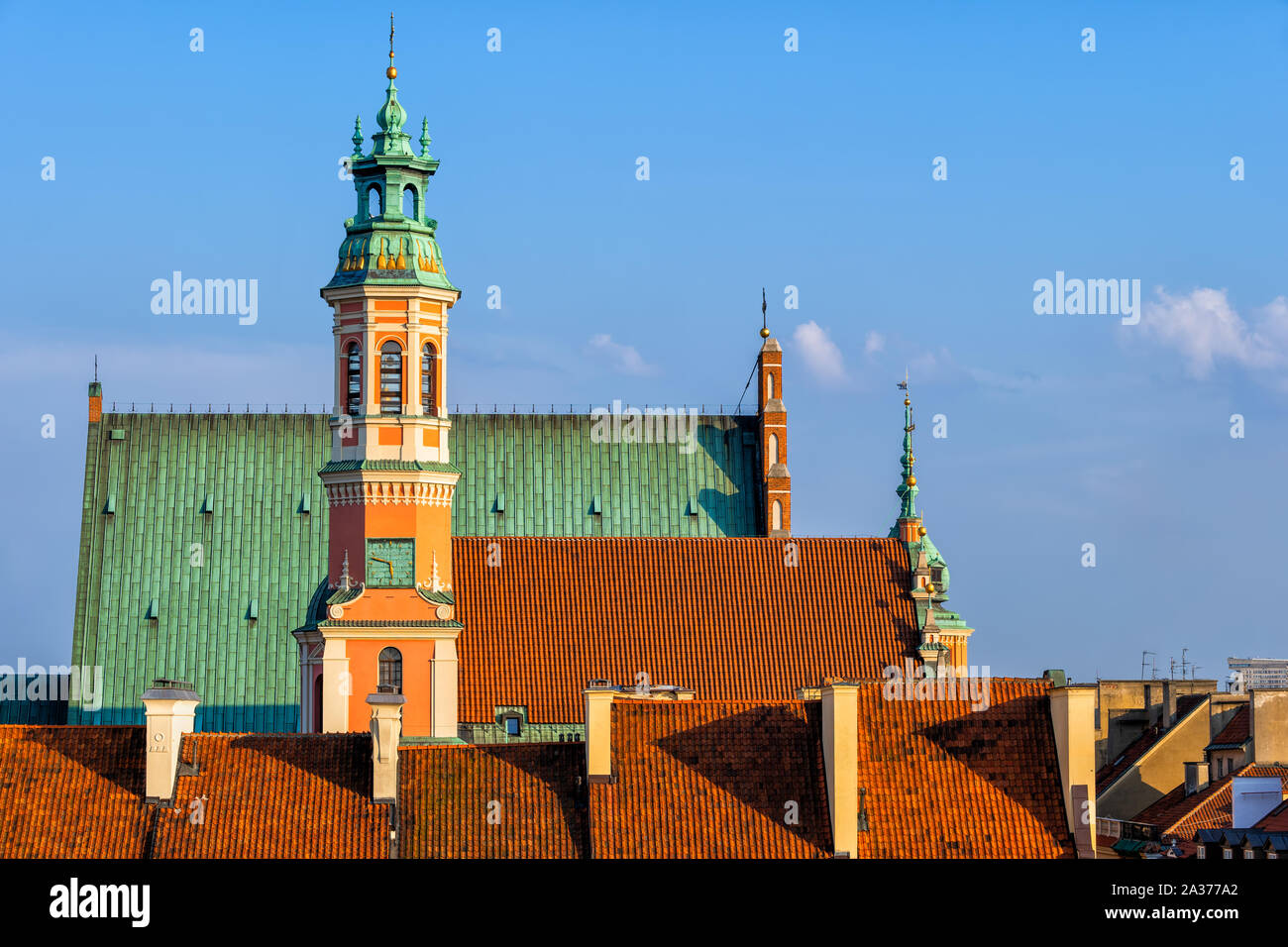 Dächer von historischen Häusern, Jesuitenkirche, und Johannes Kathedrale, Altstadt Dächer in der Stadt Warschau, Polen. Stockfoto