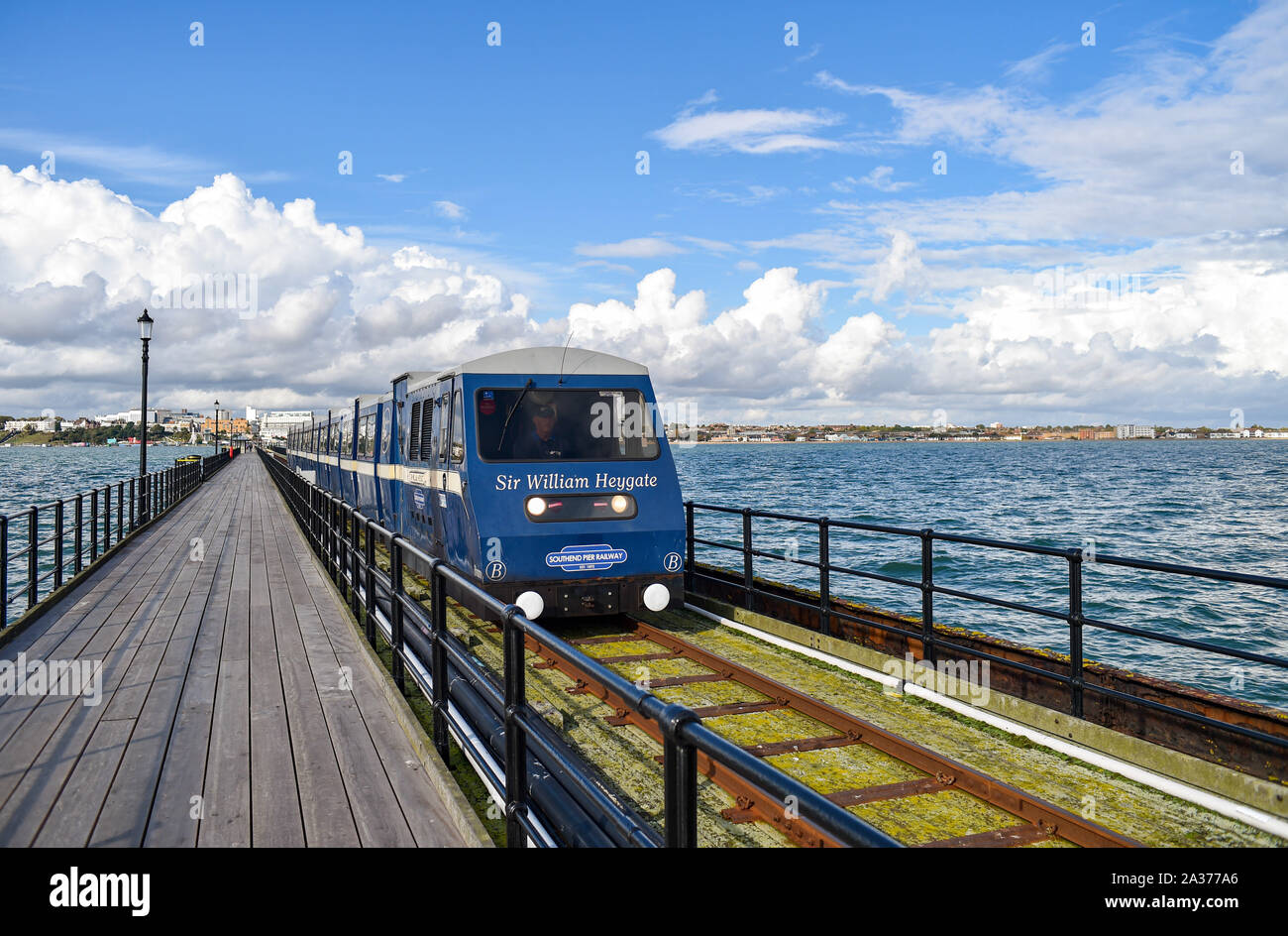 Die Sir William Heygate Zug auf Southend Pier auf die Mündung der Themse, die auf 1,34 km Länge in Es ist der längste Vergnügungspier der Welt Stockfoto