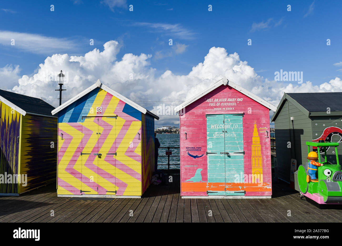 Southend Essex UK-Southend Pier mit Strandhütten auf der Themse, die auf 1,34 km Länge in Es ist der längste Vergnügungspier der Welt Stockfoto