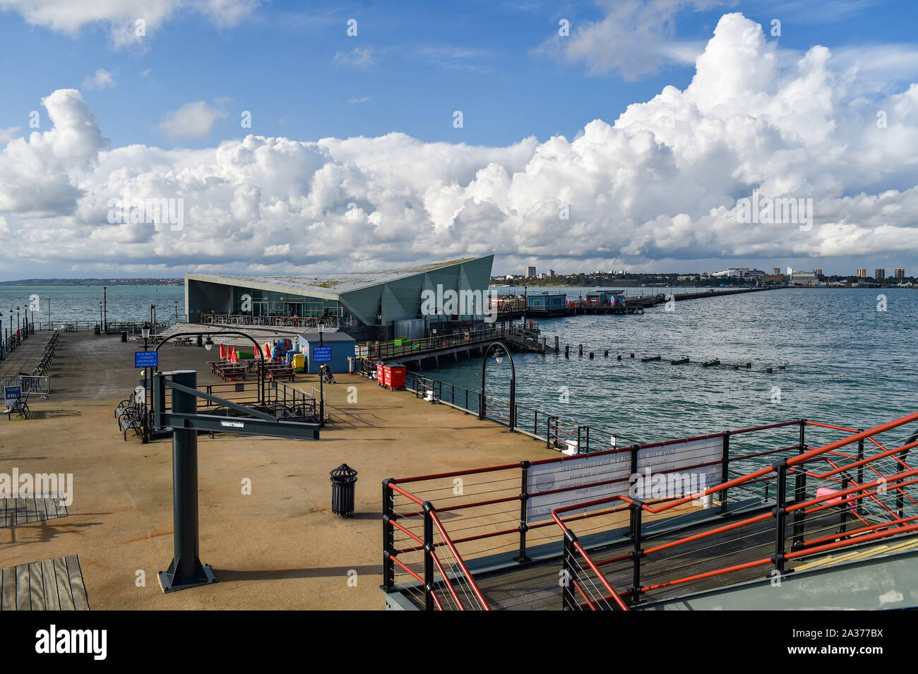Southend Essex UK - Die berühmten Southend Pier auf die Mündung der Themse, die auf 1,34 km Länge in Es ist der längste Vergnügungspier der Welt Stockfoto
