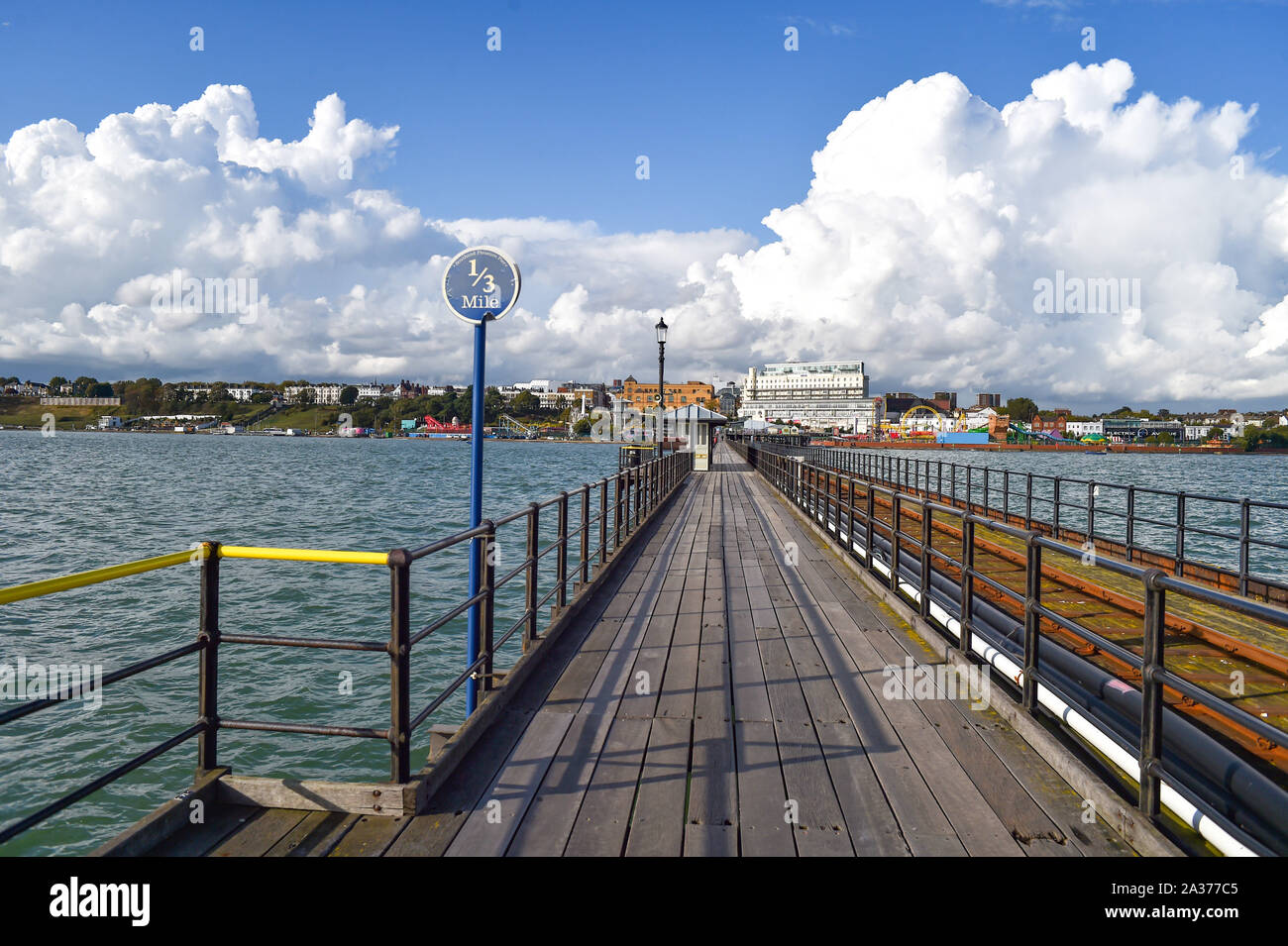 Southend Essex UK - Die berühmten Southend Pier auf die Mündung der Themse, die auf 1,34 km Länge in Es ist der längste Vergnügungspier der Welt Stockfoto