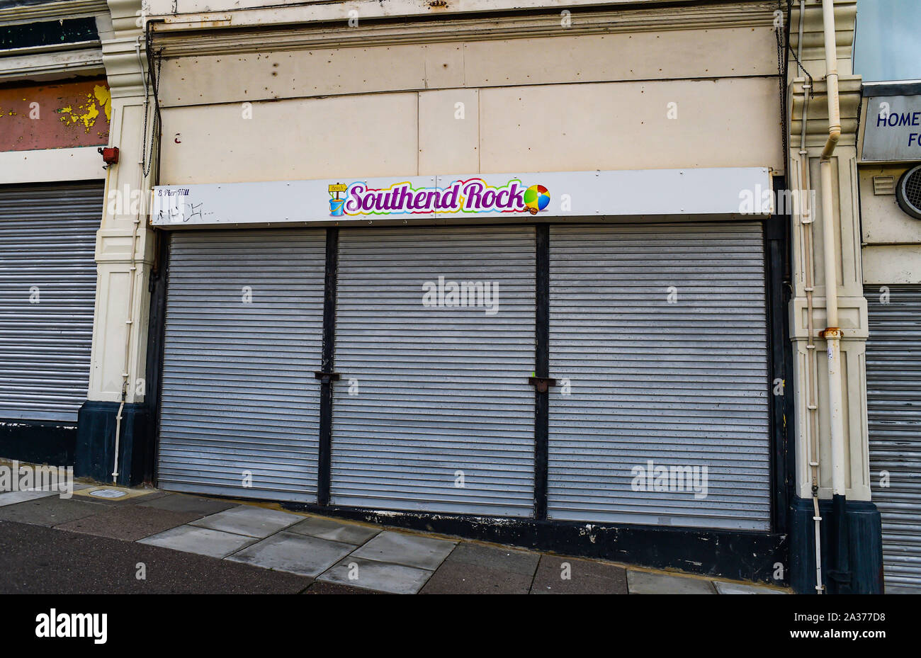 Southend-on-Sea Essex UK-Southend Rock Shop mit Rollläden unten an trüben Herbst Tag Stockfoto