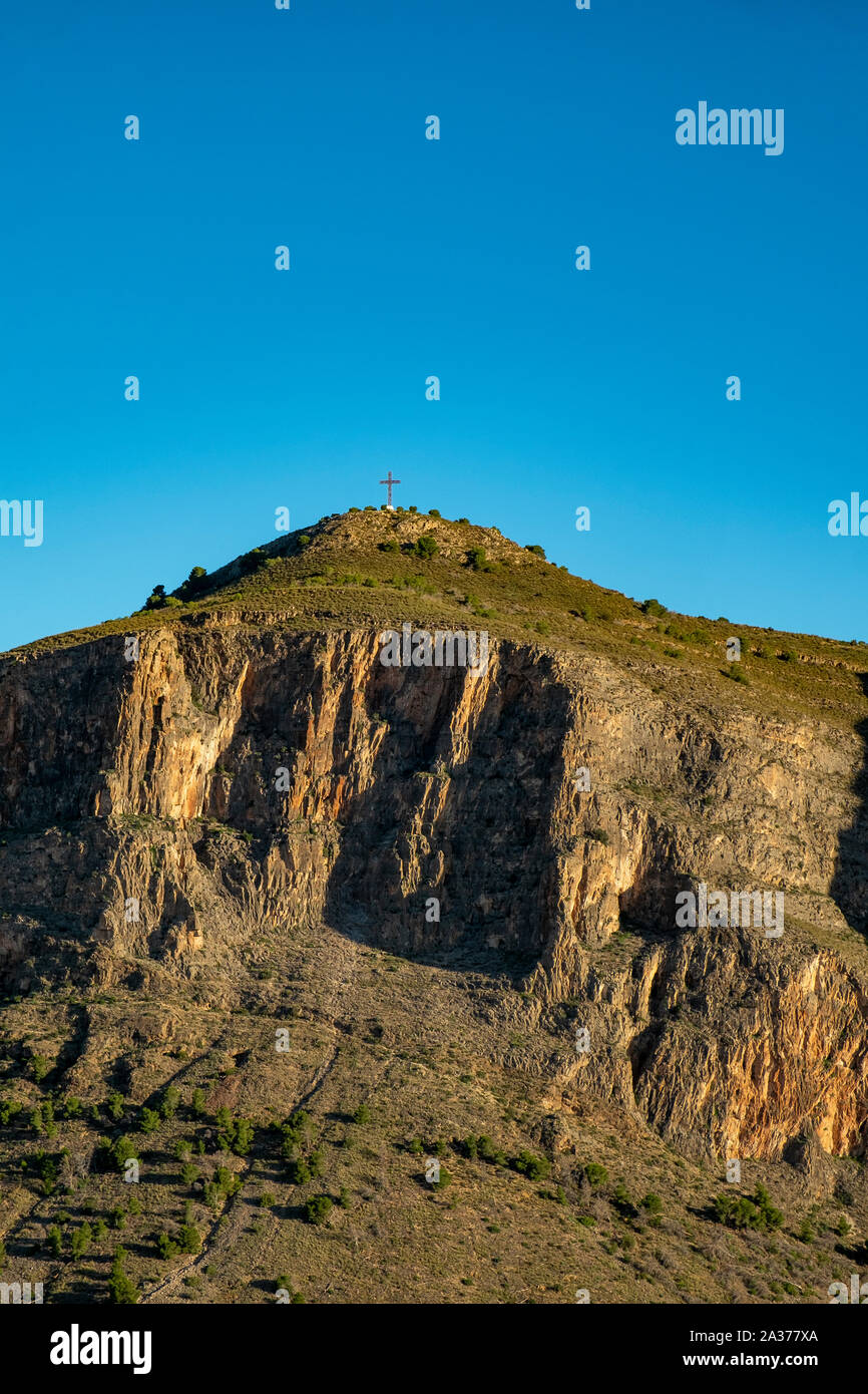 Sierra de Orihuela und Cruz de La Muela Kreuz, Orihuela, Alicante, Spanien Stockfoto