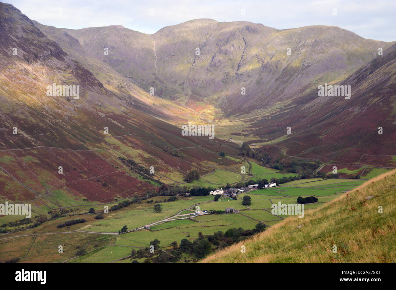 Wasdale Head Inn und die Wainwright Säule der Fußweg zum Wainwright Lingmell in Wasdale, Nationalpark Lake District, Cumbria, England, UK. Stockfoto