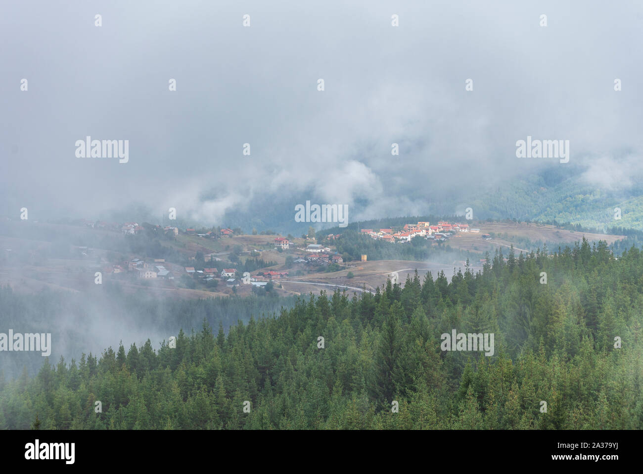 Neblig kalten Herbsttag in den Rhodopen, Bulgarien. Am frühen Morgen Stockfoto