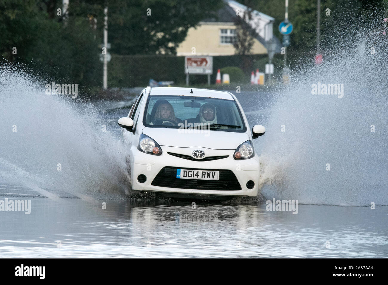 Blackpool, Lancashire, UK. 6. Oktober 2019. Nach einer Nacht des sintflutartigen regen Regengüsse, lokale Bewohner erwachte Straßen praktisch unpassierbar als Regen Gewässer Hochwasser die Autobahnen von Blackpool, Lancashire zu finden. Prekäre Fahrbedingungen wie das Hochwasser verursachte lokalisierte travel Chaos und Unterbrechungen mit einigen arteriellen Routen vollständig geschlossen. Credit: cernan Elias/Alamy leben Nachrichten Stockfoto