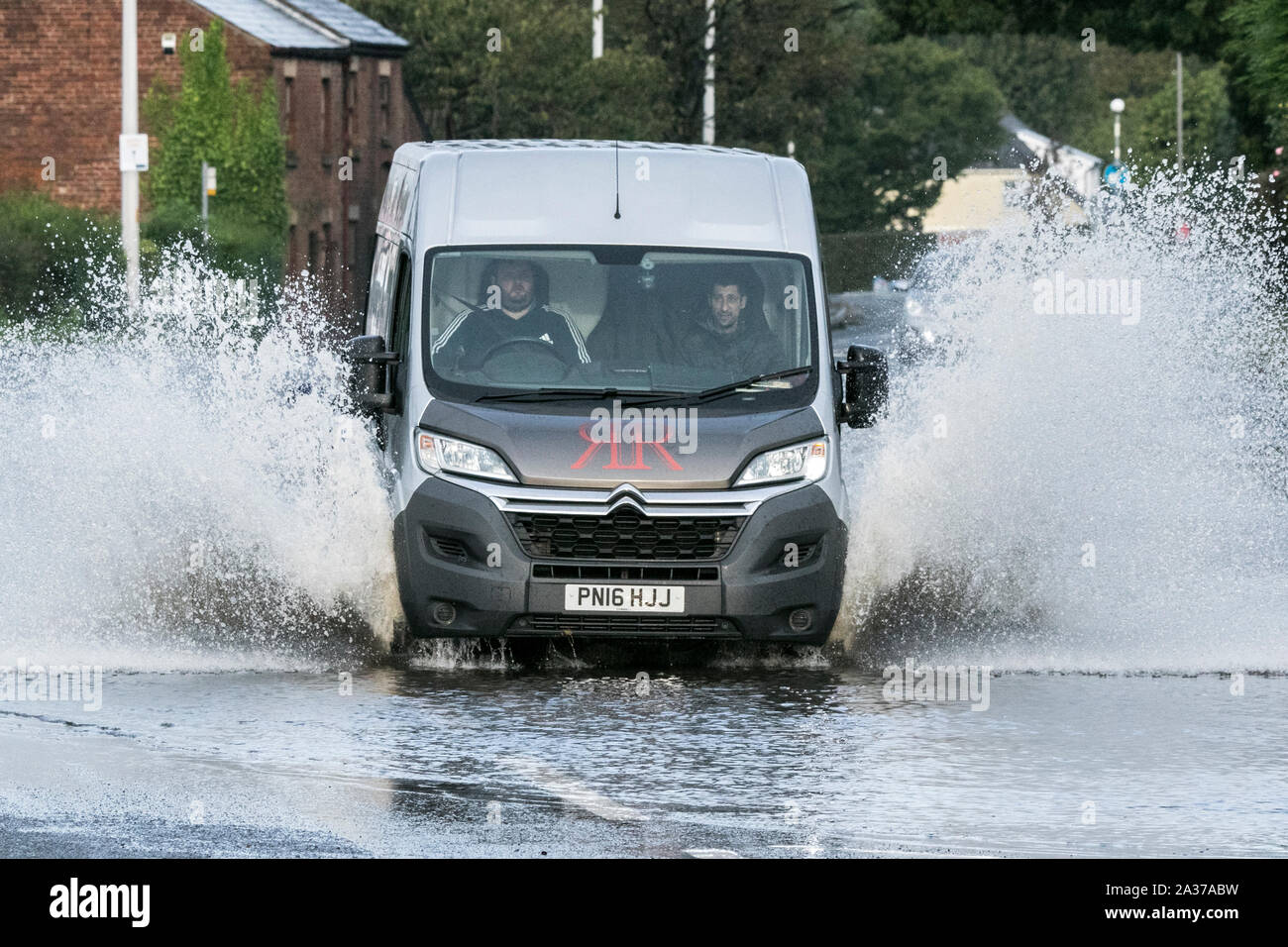 Blackpool, Lancashire, UK. 6. Oktober 2019. Nach einer Nacht des sintflutartigen regen Regengüsse, lokale Bewohner erwachte Straßen praktisch unpassierbar als Regen Gewässer Hochwasser die Autobahnen von Blackpool, Lancashire zu finden. Prekäre Fahrbedingungen wie das Hochwasser verursachte lokalisierte travel Chaos und Unterbrechungen mit einigen arteriellen Routen vollständig geschlossen. Credit: cernan Elias/Alamy leben Nachrichten Stockfoto