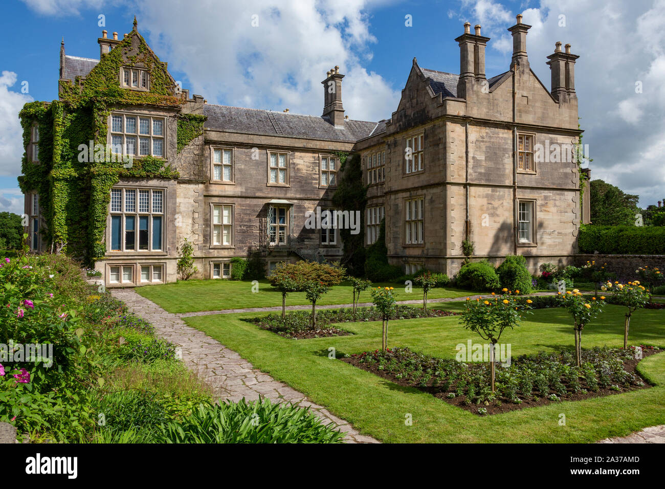 Killarney. Irland. 06.15.16. Muckross House - auf der Halbinsel zwischen Muckross Muckross Lake und Lough Leane, zwei der Seen von Killarney, 6 km entfernt Stockfoto