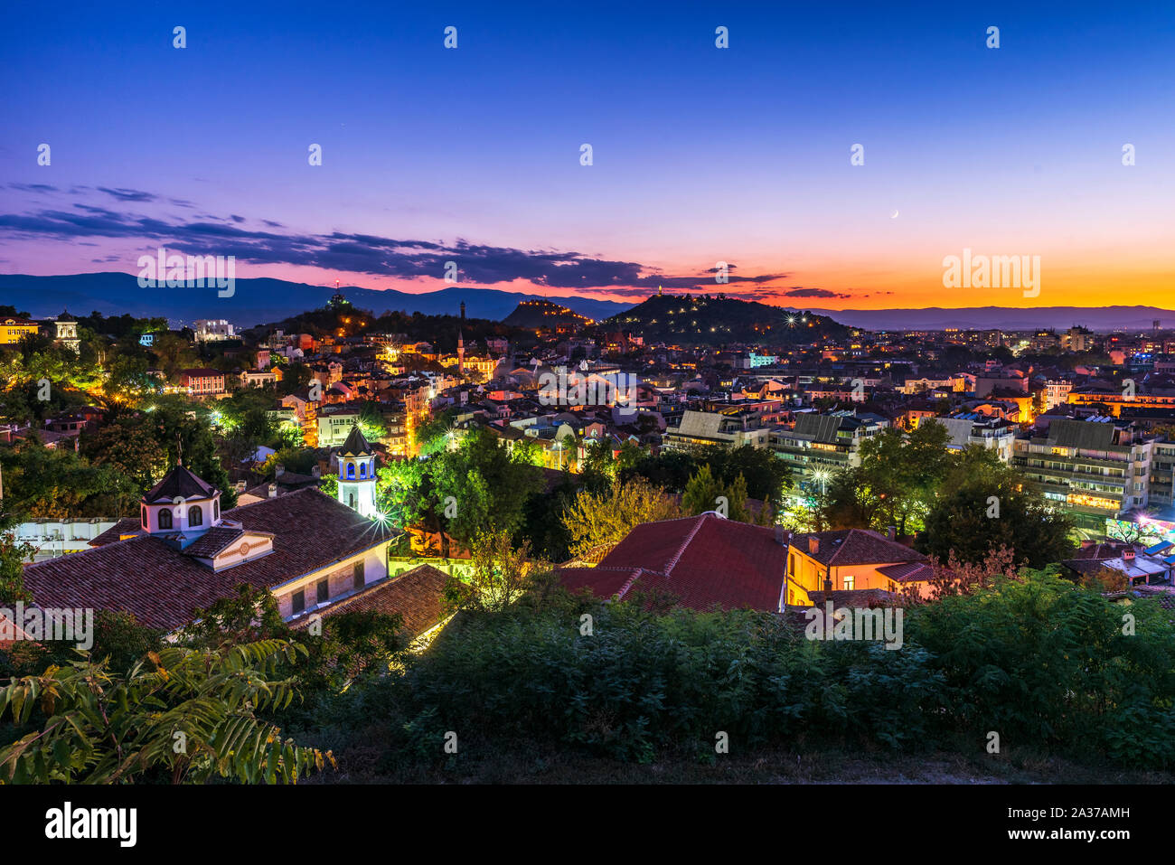Stadt Plovdiv, Bulgarien. Panorama über die Stadt nach Sonnenuntergang. Stockfoto