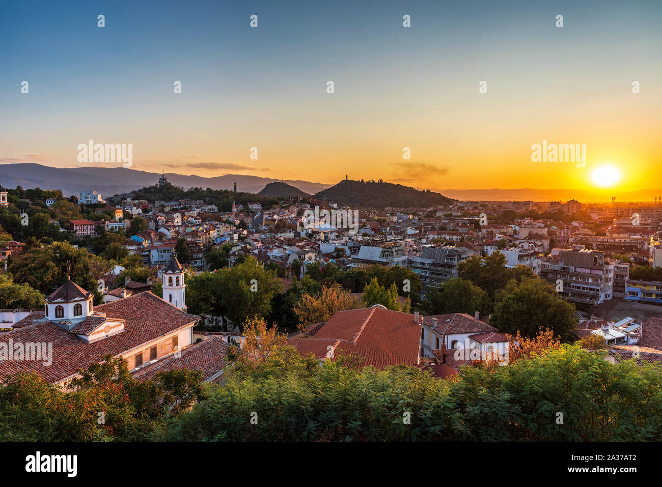 Panoramablick herbst Blick auf den Sonnenuntergang über der Stadt Plovdiv, Bulgarien Stockfoto