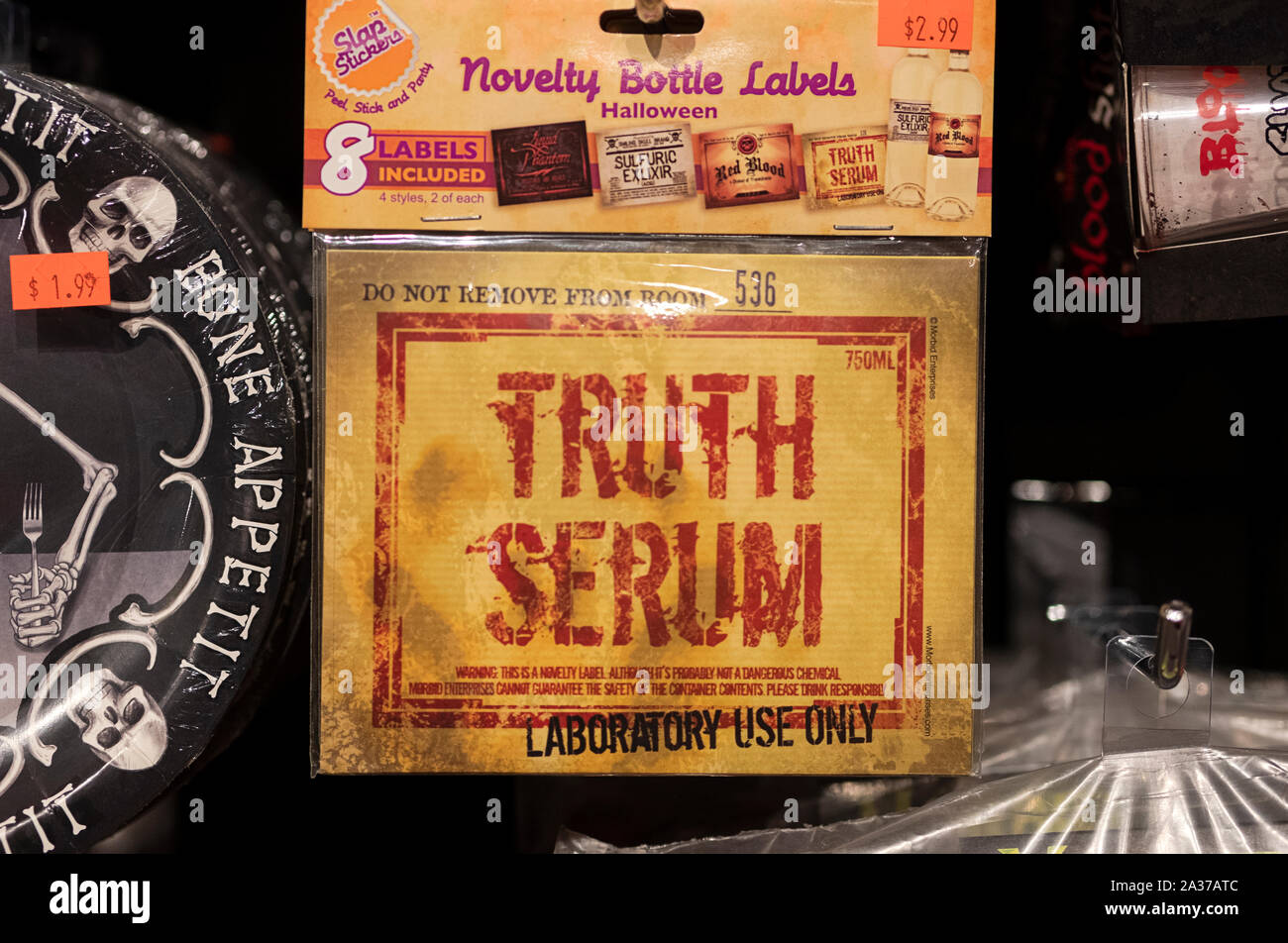 Ein gag Geschenk eines Etikett behauptet Wahrheit Serum zu enthalten. An ein Kostüm shop in Manhattan, New York City. Stockfoto