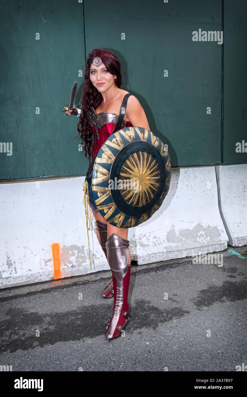 Eine schöne junge Dame gekleidet, wie Wonder Woman auf Comic Con auf der West Side von Manhattan in New York City. Stockfoto