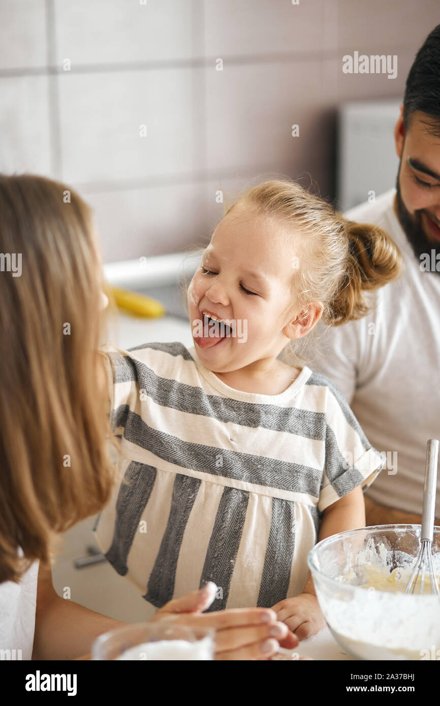 Crazy lustig Mädchen ihre Zunge kleben, Mädchen ihre Zunge zeigen zu Mutter. nach oben schließen Foto Stockfoto