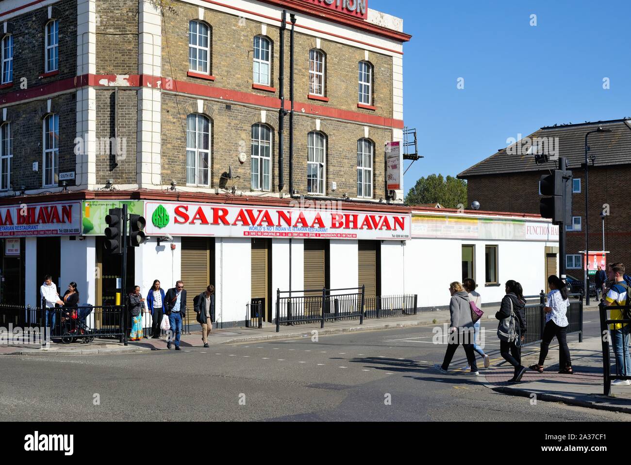 Die Saravanaa Bhavan Indische vegetarische Restaurant an der Ecke der Straße und Park Avenue Southall West London England Großbritannien Stockfoto