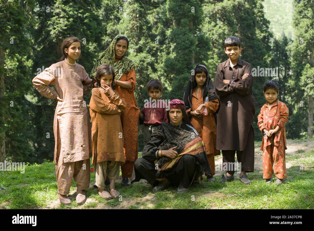 Aru-Tal, Pahalgam. Kaschmir, Indien - August 02, 2011: Gipsy Familie von Gujjar Ethnizität in der Aru Tal, Grenze von Indien und Pakistan Stockfoto