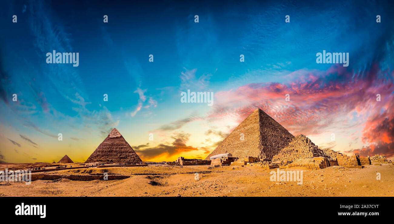Pyramiden von Gizeh, Ägypten, bei Sonnenuntergang Stockfoto