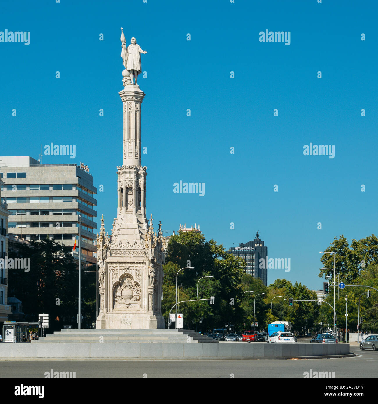 Madrid, Spanien - 5. Oktober 2019: Barock Christopher Kolumbus Monument im Kreisverkehr an der Plaza de Colon oder Columbus Platz mit Torres de Colon Stockfoto