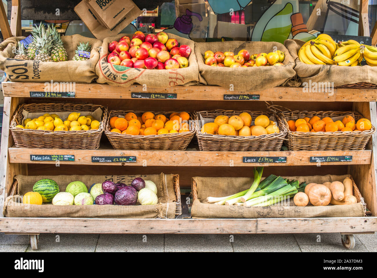 Ethische Bio-produkte zum Verkauf an bessere Lebensmittel Shop in Wapping Road, Bristol. Avon. England. UK. Stockfoto