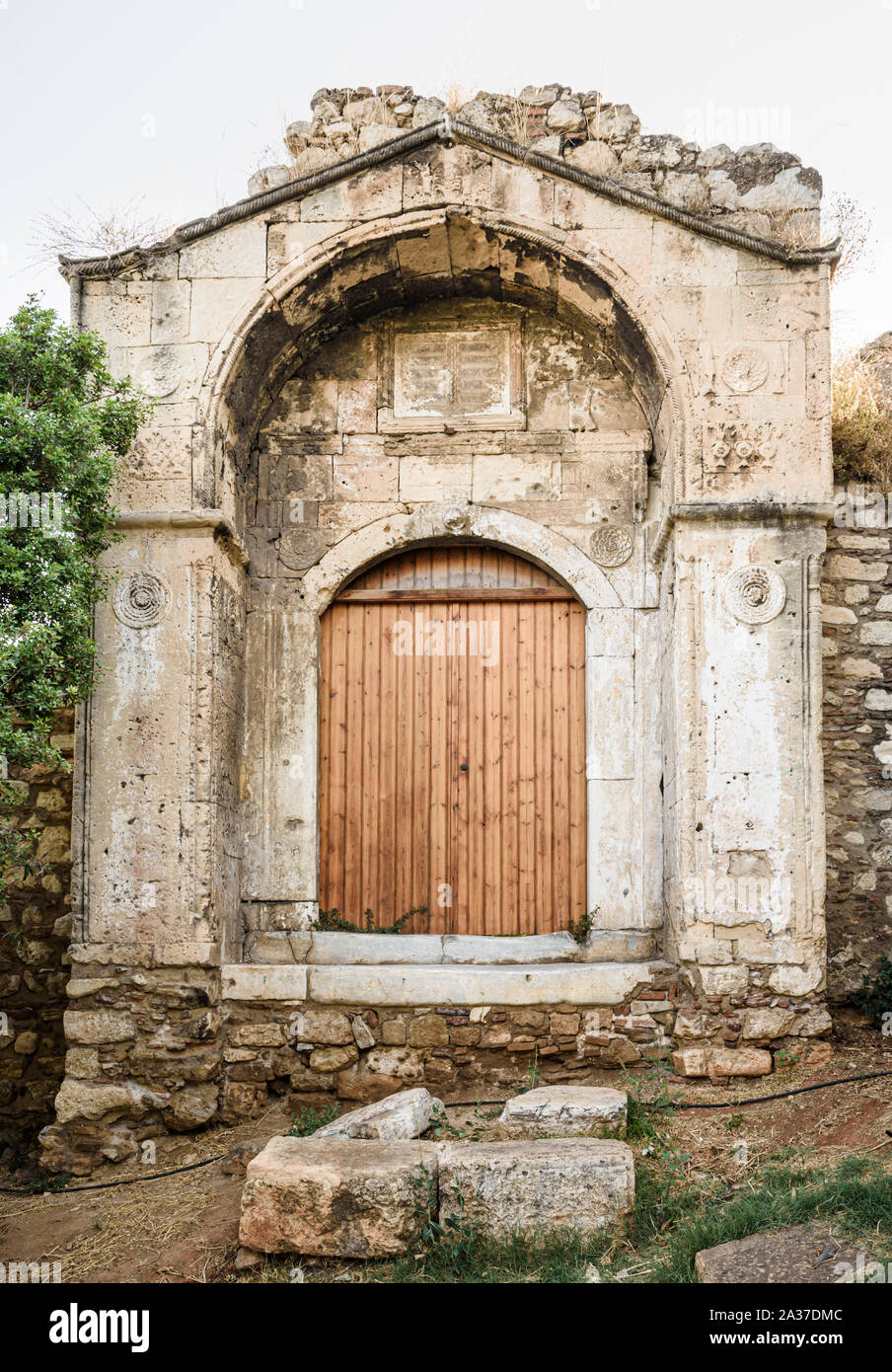 Sufi Madrasah oder alte islamische Schule Ruinen, nur mit dem Eingangstor verbleibenden, Athen, Griechenland Stockfoto
