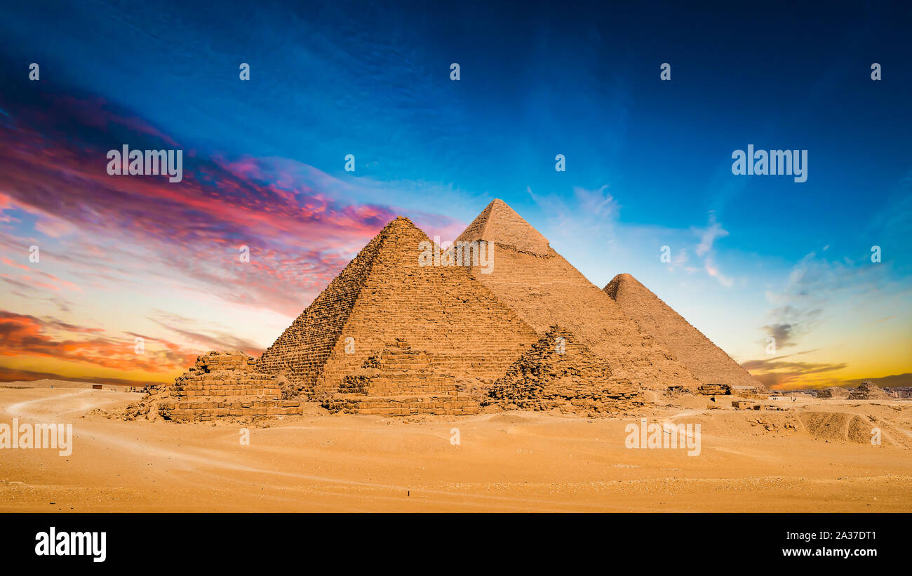 Pyramiden von Gizeh, Ägypten, bei Sonnenuntergang Stockfoto