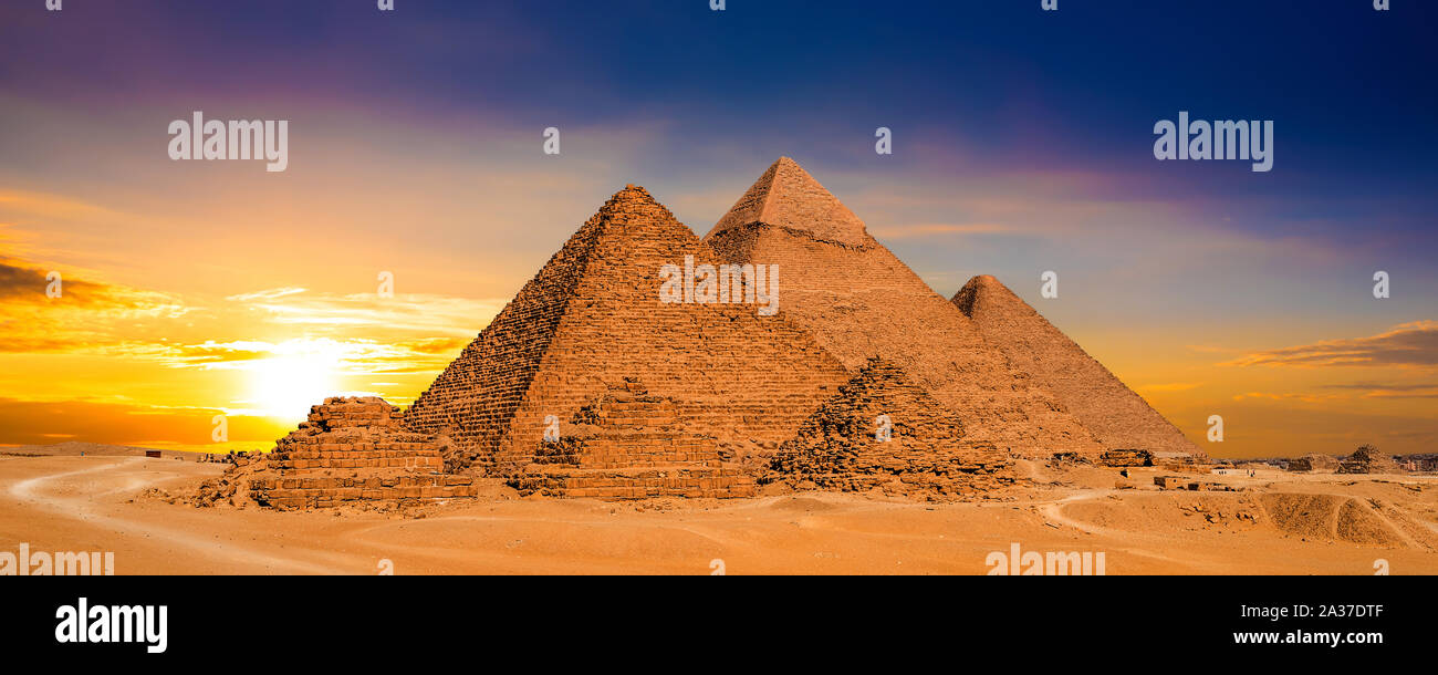 Pyramiden von Gizeh, Ägypten, bei Sonnenuntergang Stockfoto