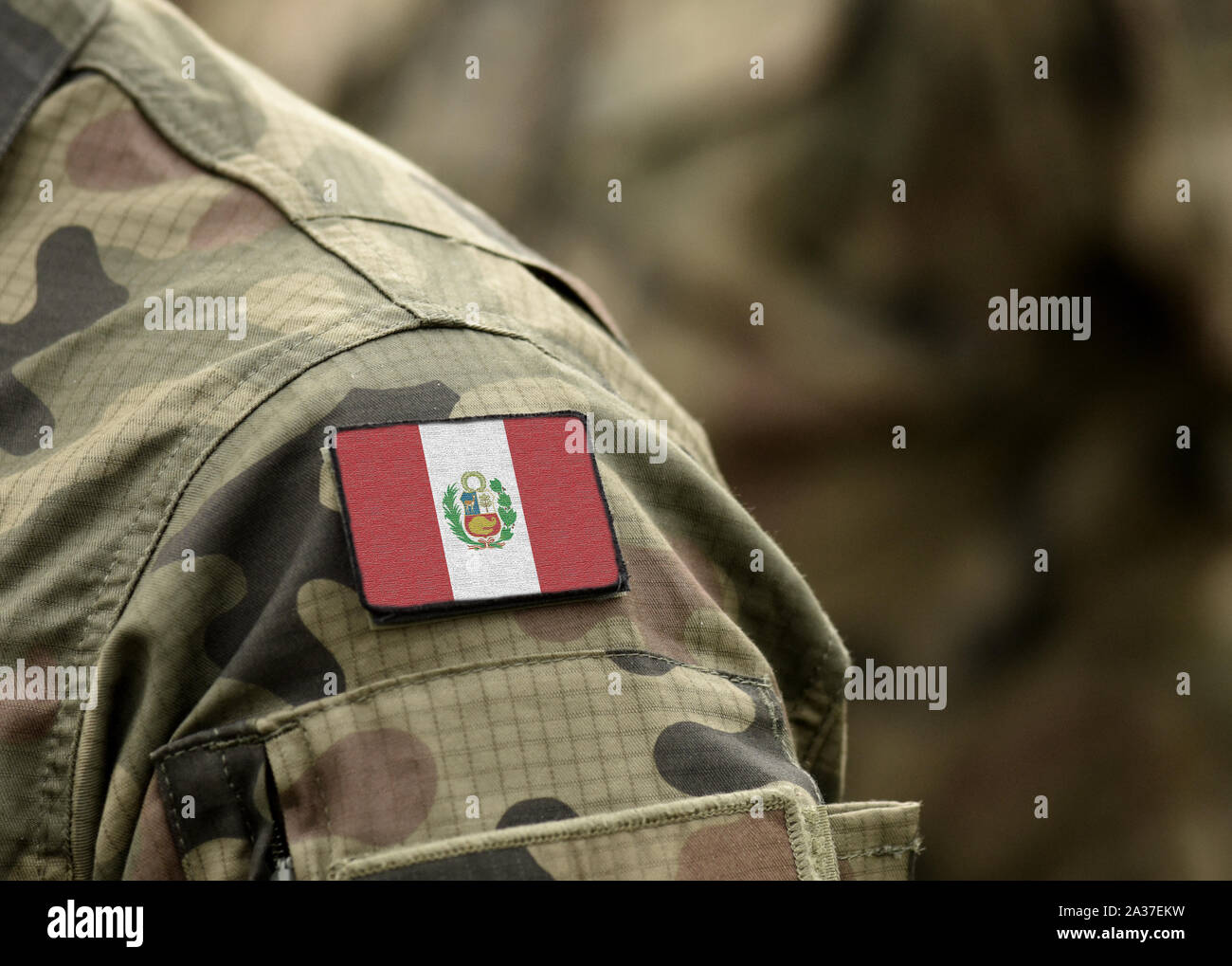 Flagge von Peru über militärische Uniformen. Flagge von Peru auf Soldaten arm (Collage). Stockfoto