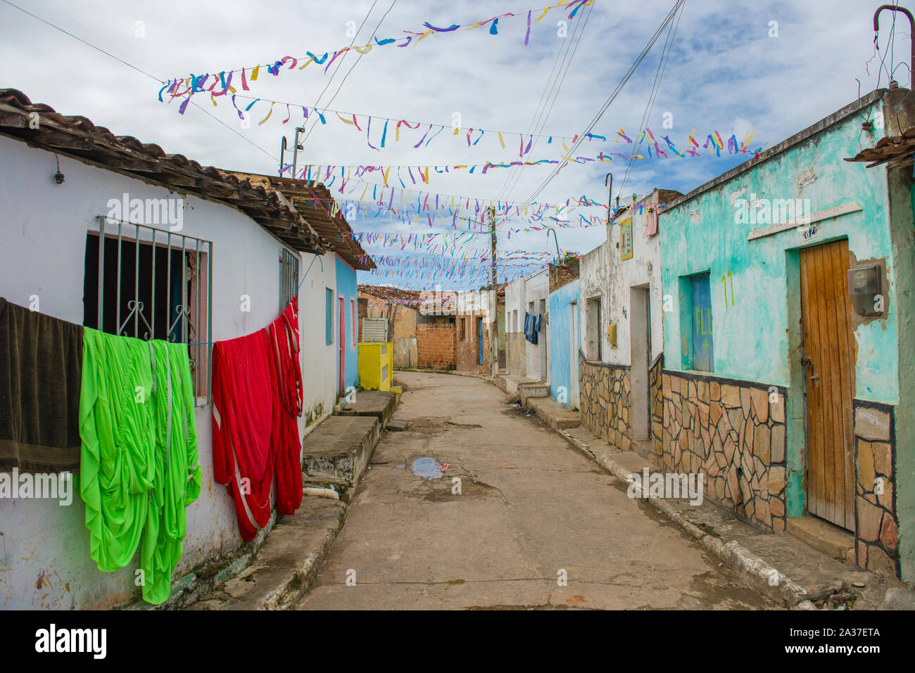 Penedo, Alagoas, Brasilien - 04. Juli 2016: Bunte Häuser in schlechter Nachbarschaft von Penedo Stadt, in Alagoas State, im Nordosten Brasiliens Stockfoto