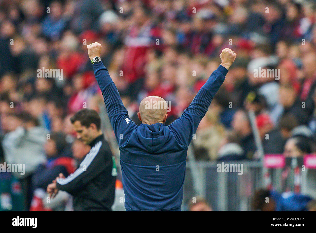 München, Deutschland. 05 Okt, 2019. Alfred SCHREUDER, Chef-Trainer TSG Hoffenheim, Jubeln, Freude, Emotionen, feiern, lachen, Jubeln, Jubeln, reißt die Arme, ballte die Faust, Feiern, Feier, Torjubel, FC BAYERN MÜNCHEN - TSG 1899 Hoffenheim 1-2-DFL-Bestimmungen verbieten die Verwendung von Fotografien als BILDSEQUENZEN und/oder quasi-VIDEO - 1. Deutsche Fussball Liga, München, Oktober 05, 2019 Saison 2019/2020, Spieltag 07, FCB, München, Quelle: Peter Schatz/Alamy leben Nachrichten Stockfoto