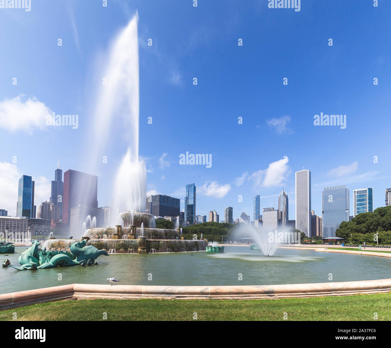 Die Buckingham Memorial Fountain, in der Grant Park (Millenium Park) und die Skyline von Chicago. Illinois, USA Stockfoto