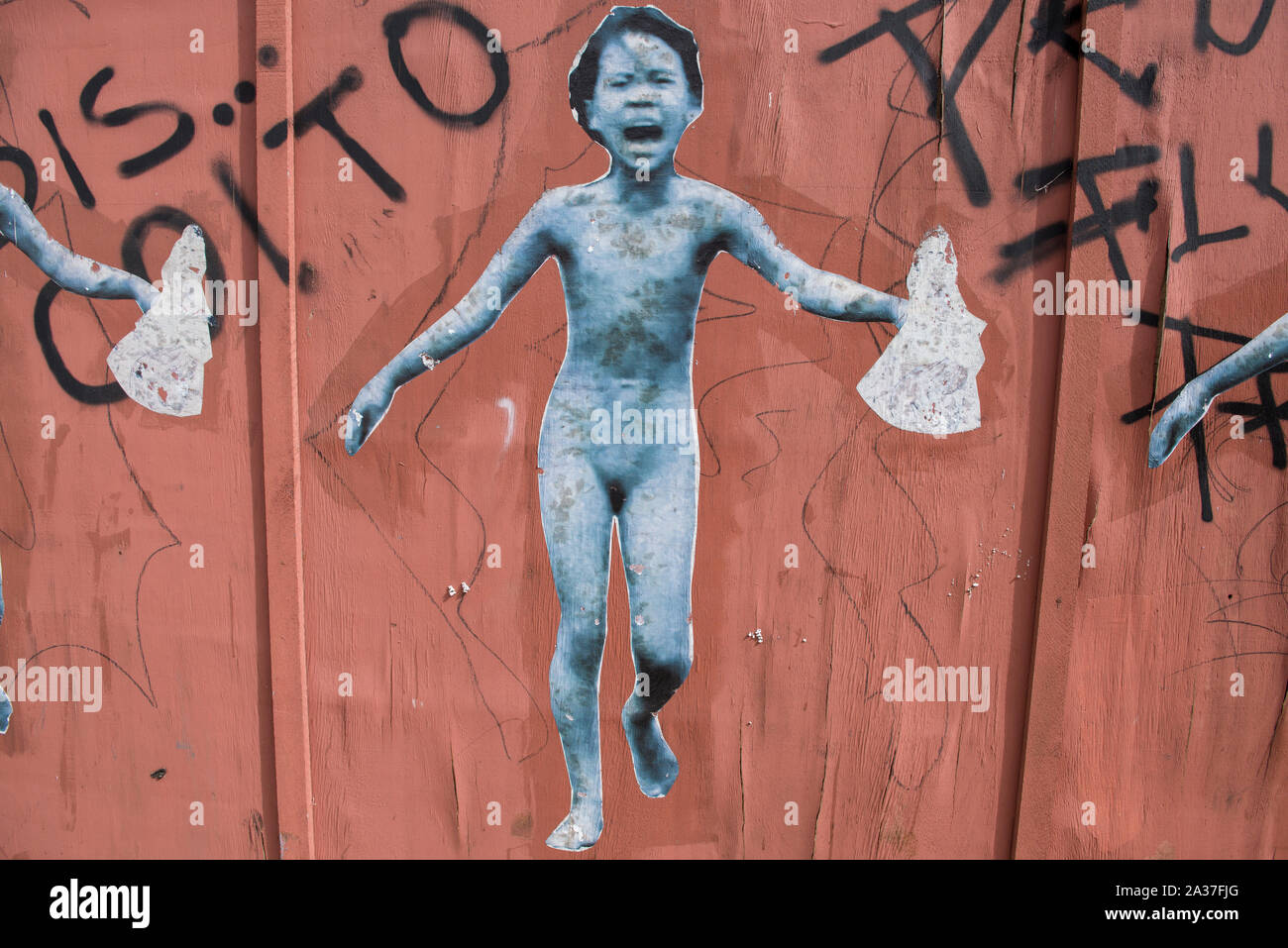 Sao Luis do Maranhao, Maranhao, Brasilien - 19. Mai 2016: Collage street art mit dem Vietnamkrieg symbolische Bild des kleinen Mädchens Kim Phuc running Stockfoto