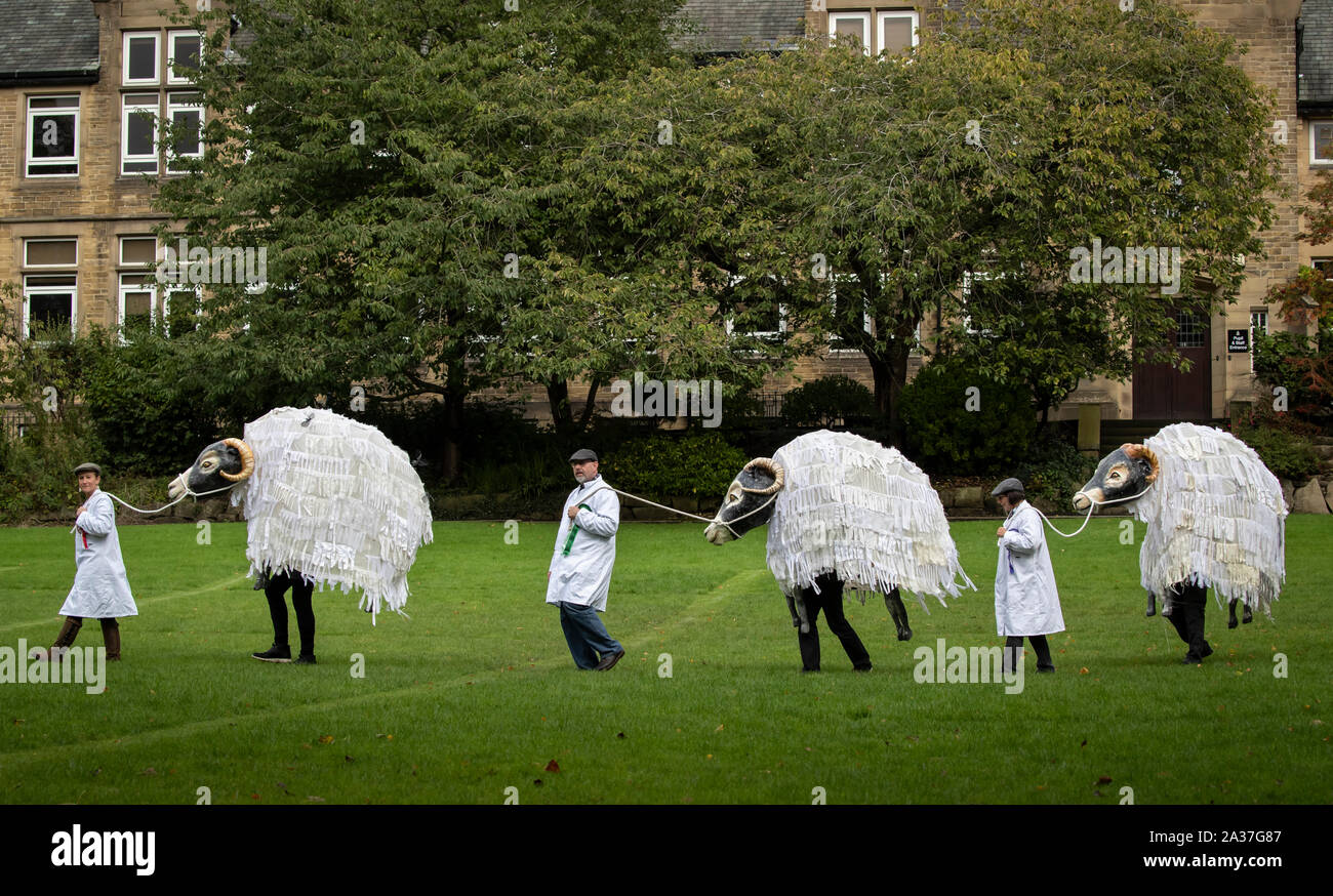 Puppenspieler vorbereiten vor der Teilnahme an der Puppe Parade, einer der Höhepunkte des Skipton das Festival der Marionetten in Yorkshire. Stockfoto