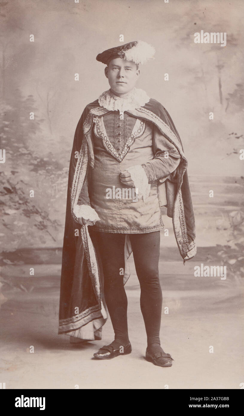 Jahrgang des frühen 20. Jahrhunderts photographische Postkarte zeigt ein Mann gekleidet in ein theatralisches Kostüm Stockfoto