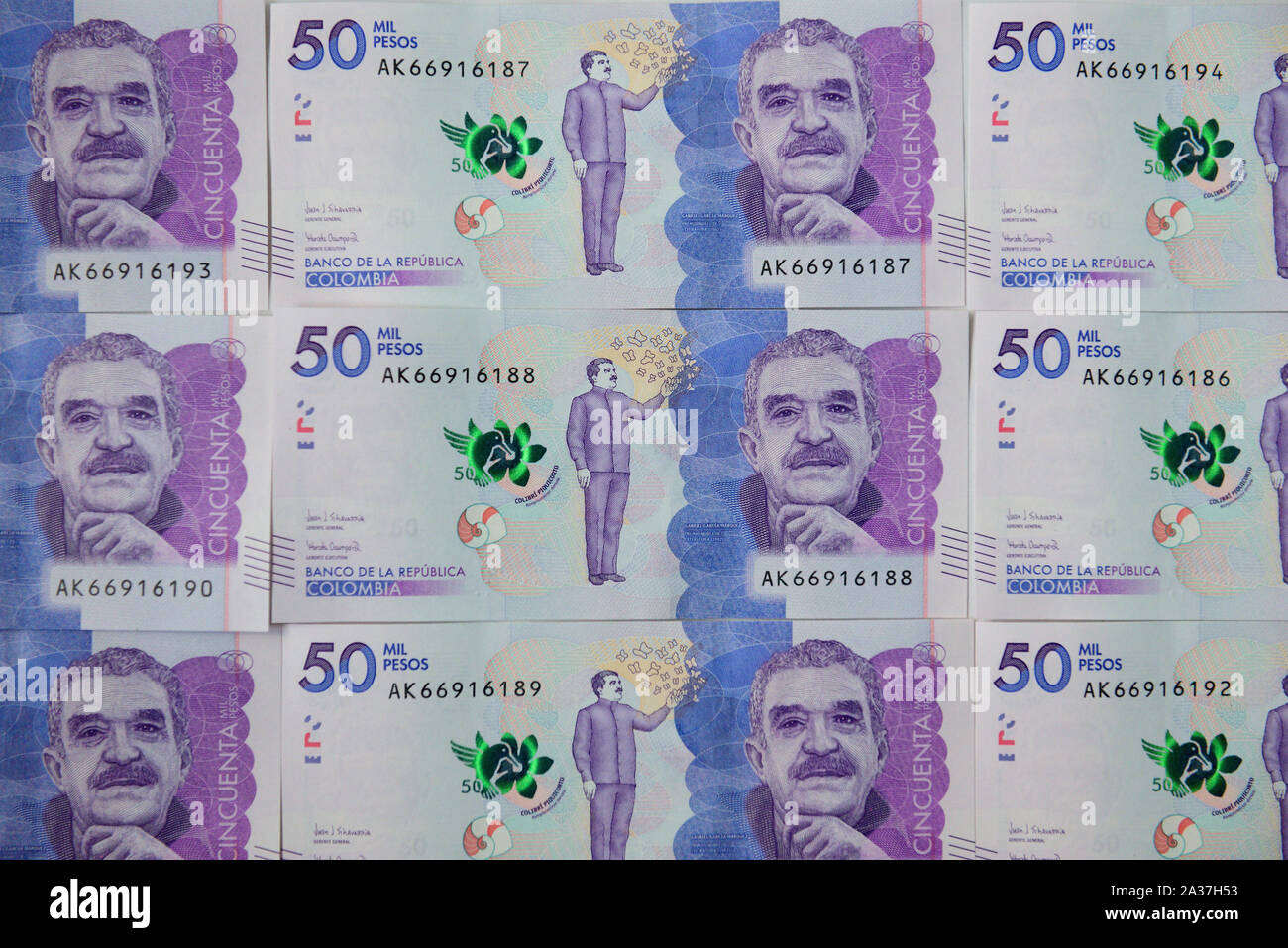 Kolumbianische Währung, mehrere fünfzigtausend kolumbianische Peso-Papiergeldscheine, verhandelbare Schuldscheine Stockfoto