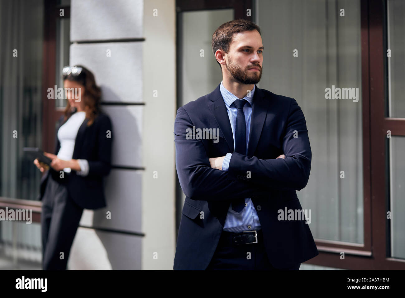 Ernsthafte überzeugter Kerl im eleganten Anzug zur Seite suchen, Geschäftsfrau in stilvoller Kleidung sutfing, beim Surfen im Internet. bis Foto schliessen. Stockfoto