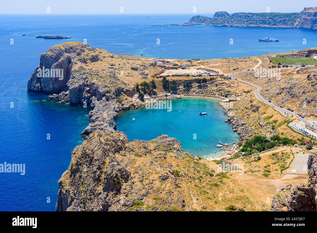 Blick auf die Strände von St. Paul's Bay, Lindos, Rhodos, Dodekanes, Griechenland Stockfoto