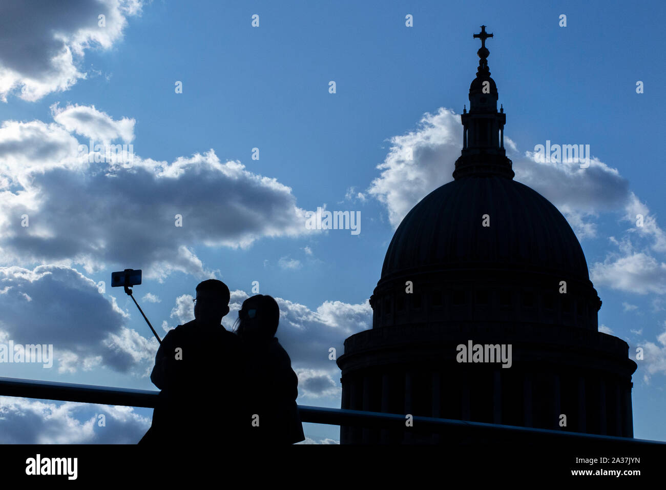 Touristen nehmen eine selfie mit einem selfie Stick von St Paul's Cathedral und die Skyline von London Stockfoto