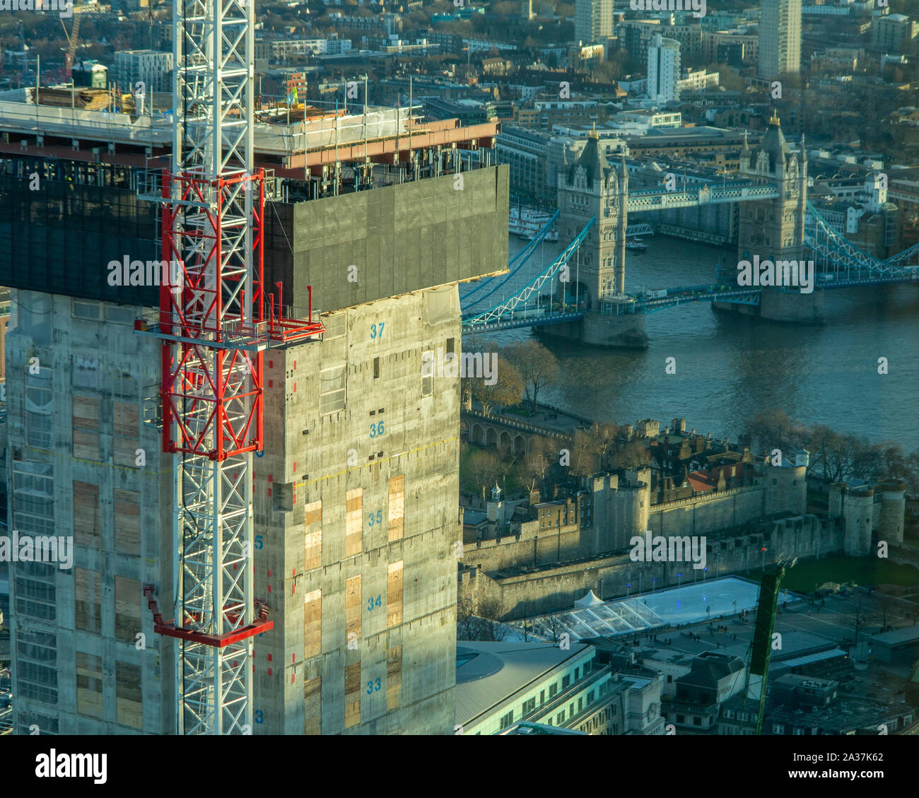 Ein neues Hochhaus erscheint in London in der Nähe der Tower Bridge und dem Tower von London Stockfoto