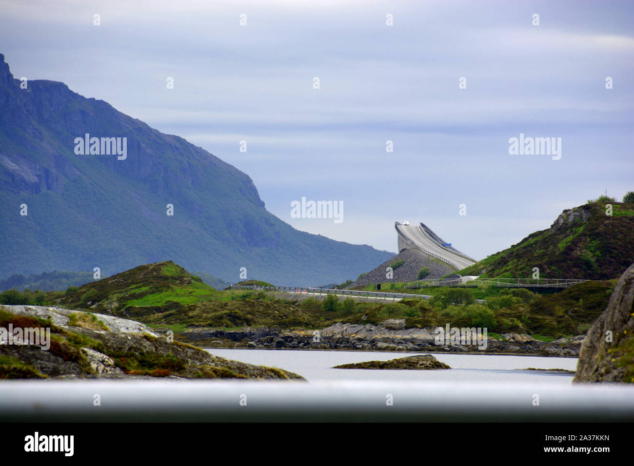 Atlantik Straße in Norwegen mit dem berühmten storseisundet Bridge im Hintergrund, Atlantik Straße 64 in Norwegen nationale touristische Route Stockfoto