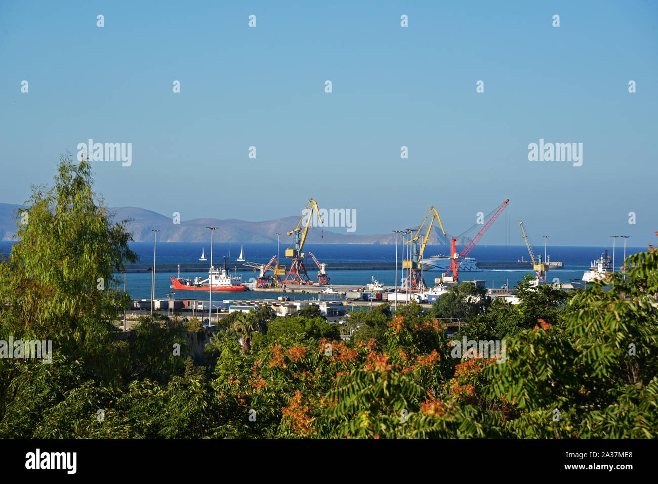 Panoramablick auf den Hafen von Heraklion, mit Schiffen wechselkurskriterium und Krane sichtbar sowie eine hohe Geschwindigkeit der Fähre in den Hafen. Stockfoto