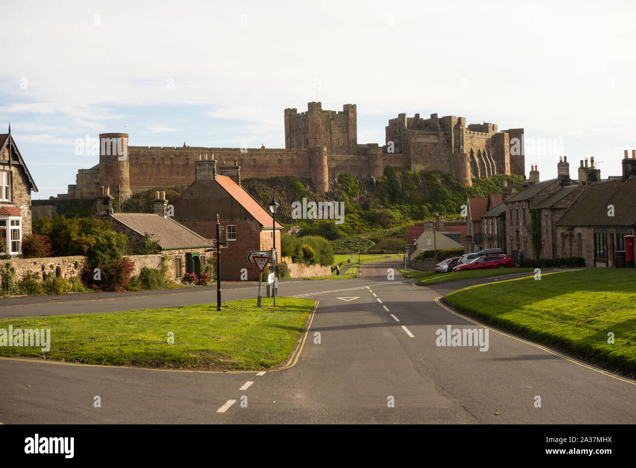 Bamburgh Castle von Bamburgh Dorf in Northumberland, Großbritannien gesehen Stockfoto