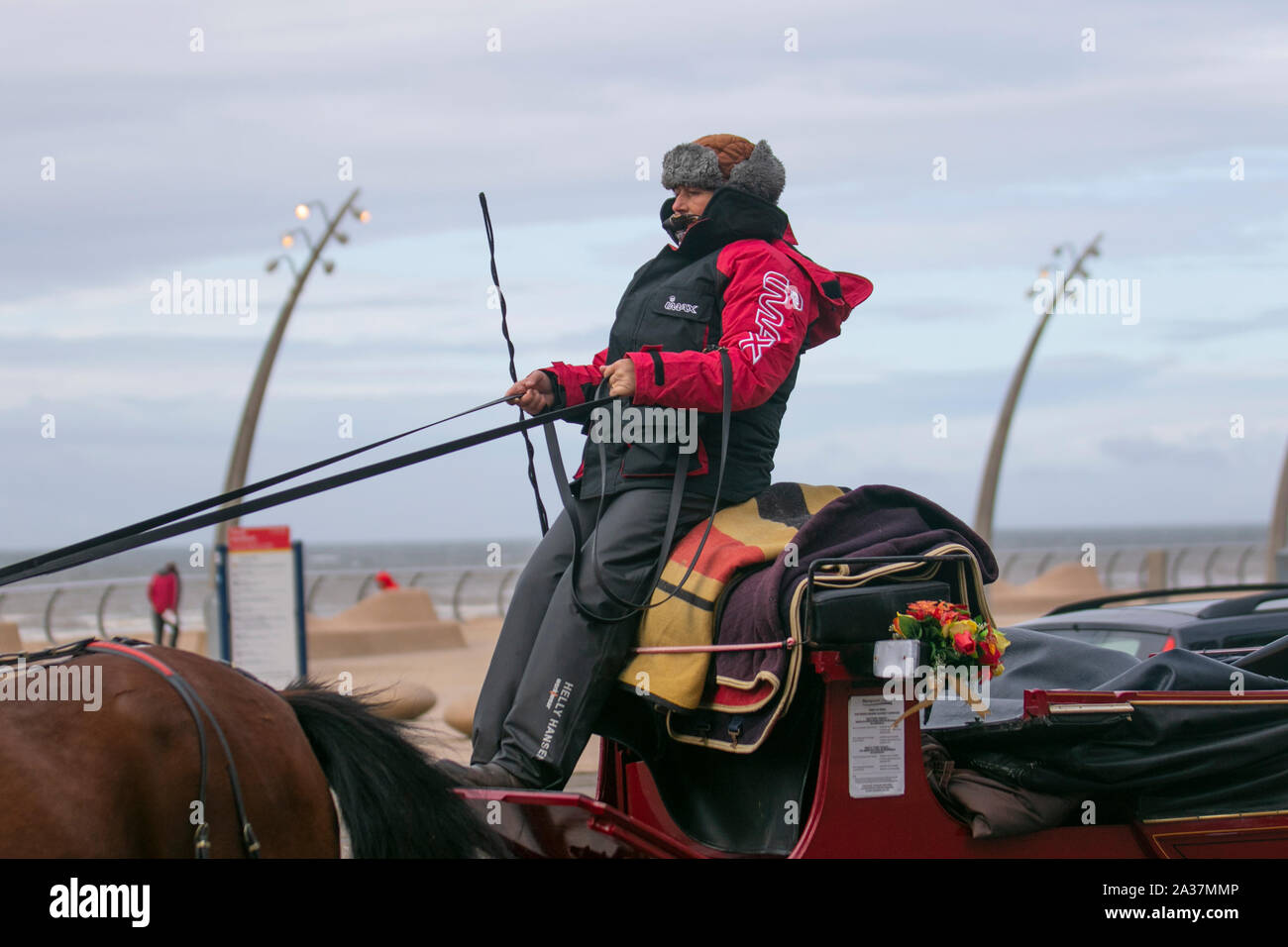 Blackpool, Lancashire, UK. 6. Oktober, 2019. Kalt & Windig auf der Strandpromenade als Touristen, die Bedingungen für einen flotten Spaziergang im Badeort mutig. Credit: MediaWorldImages/AlamyLiveNews Stockfoto