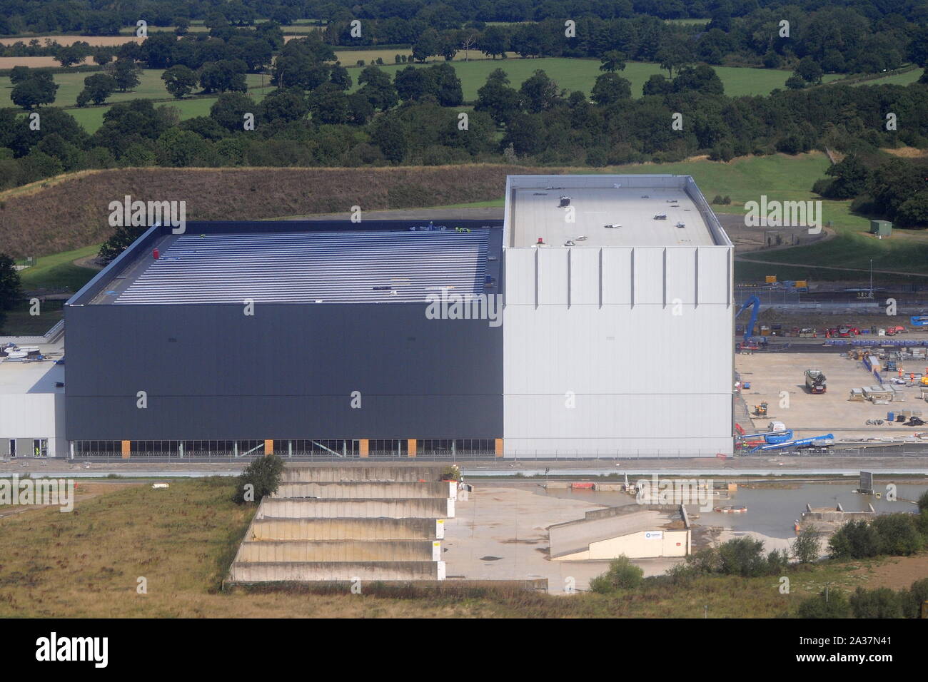 BOEING WARTUNGSHALLE KURZ VOR DER FERTIGSTELLUNG AM FLUGHAFEN GATWICK. Stockfoto