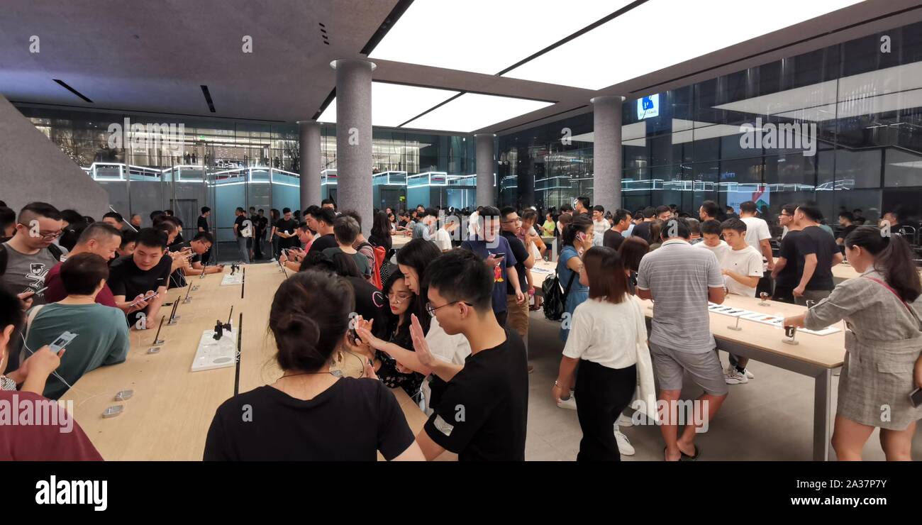 (191006) - Guangzhou, Oktober 6, 2019 (Xinhua) - Kunden versuchen, Huawei Geräte bei der ersten direkt verwalteten Flagship Store in Nanshan District Shenzhen, des südchinesischen Provinz Guangdong, Oktober 6, 2019. (Huawei/Handout über Xinhua) Stockfoto