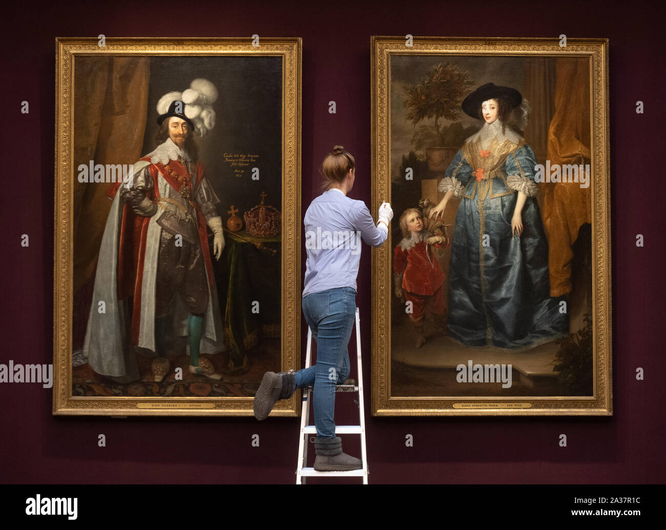 Ölgemälde "Porträt von König Charles I' von Daniel Mytens und "Königin Henrietta Maria mit Jeffrey Hudson' von Anthony van Dyck Hängen in Neu die wichtigsten Galerie im Fitzwilliam Museum in Cambridge, die kunstvolle Stuckverzierung renoviert und wirft der Parthenon-fries, die weithin als eine der schönsten Museum Interieur in der Welt werden. Stockfoto