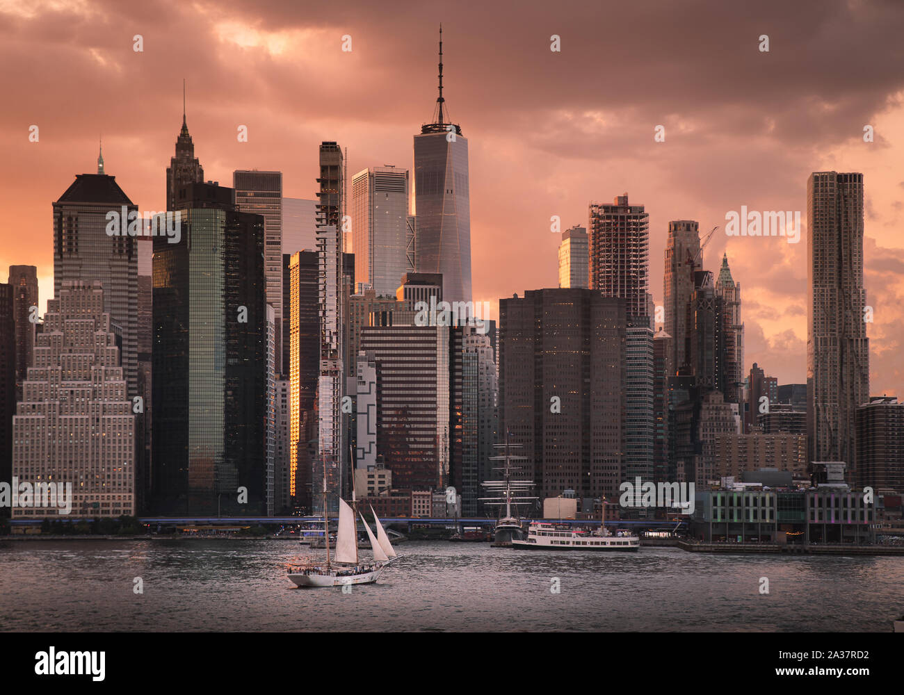 Segelboot in Manhattan am Abend, New York Skyline am Ende des Tages Stockfoto