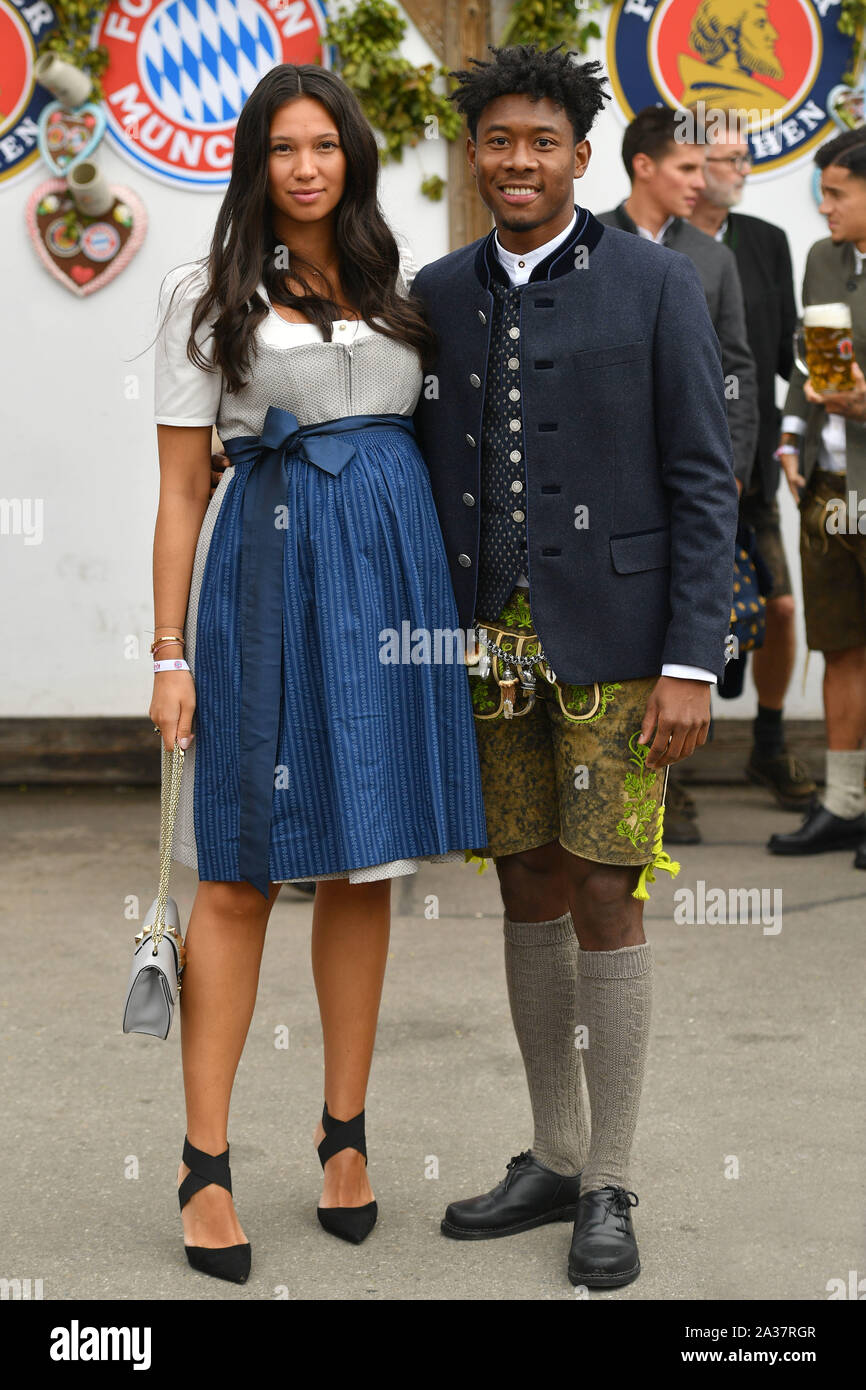 David Alaba und seine Freundin Shalimar Heppner in Tracht, Byerischer Lederhose. Dirndl. Fußball FC Bayern Mu enchen, traditionelle Oktoberfest Besuch in der kaefer Schenke, am 06.10.2019 in München/Deutschland. | Verwendung weltweit Stockfoto