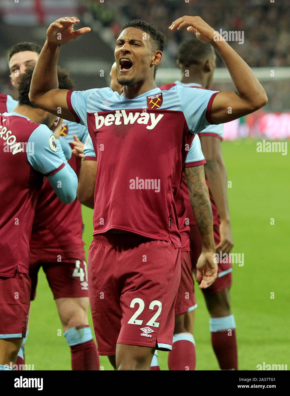 London, Großbritannien. 6. Oktober 2019. Sebastian Haller feiert nach dem Scoring für West Ham United in der Premier League Match zwischen West Ham United und Crystal Palace in London Stadion, London, UK gespielt. Bild von: Jason Mitchell/Alamy Live News englische Premier und Football League Bilder nur in einem redaktionellen Kontext verwendet werden, werden die Bilder nicht erlaubt auf der anderen Website veröffentlicht werden, es sei denn, eine Lizenz von DataCo Ltd +44 207 864 9121 erlangt wurde. Credit: Headlinephoto Limited/Alamy leben Nachrichten Stockfoto