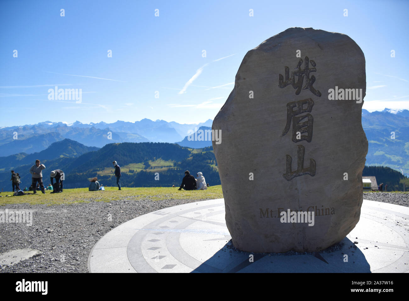 Arth, Schweiz 09.29.2019. Ein riesiger heavyweight Stein, die die zwei Berge - eine Partnerschaft zwischen Emei Shan und Rigi Stockfoto