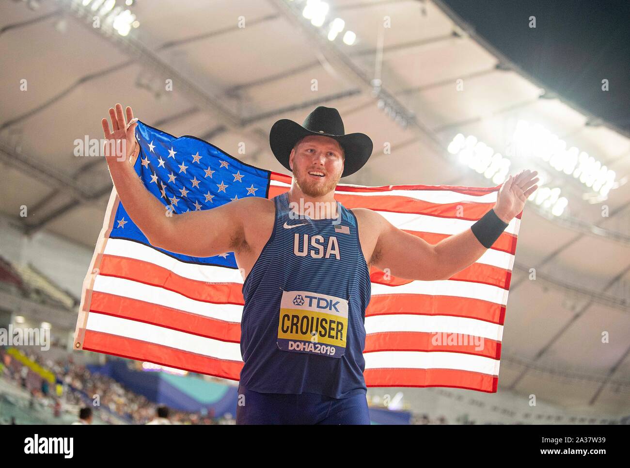 Jubel Ryan Crouser (USA/Platz 2) mit Flagge. Abschließenden Kugelstoßen der Männer, am 05.10.2019 Leichtathletik WM 2019 in Doha/Katar, vom 27.09. - 10.10.2019. | Verwendung weltweit Stockfoto